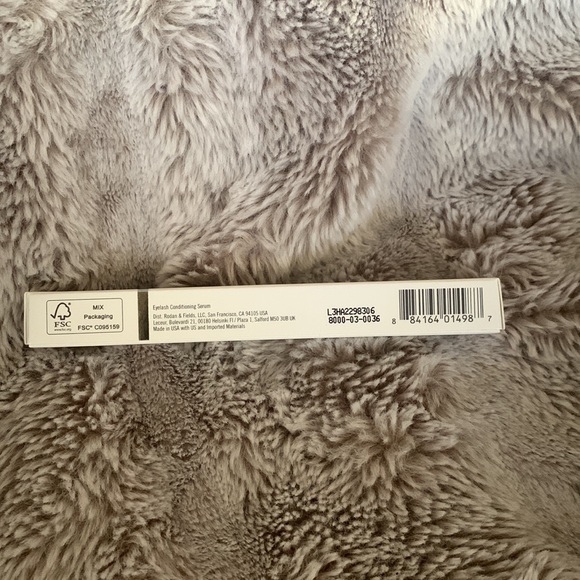 NIB 💖Host Pic💖🛍️🥰Rodan + Fields Lash Boost - Picture 2 of 4
